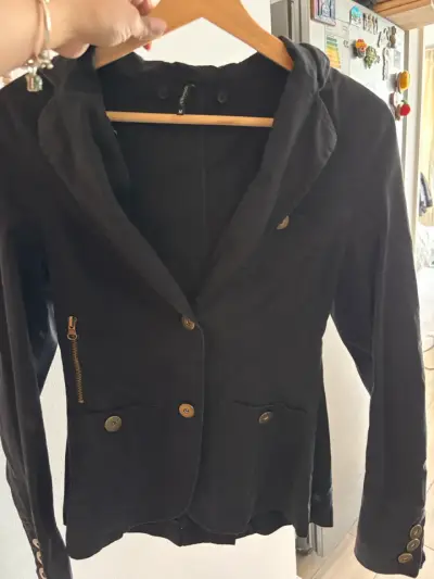 Blazer negro con botones dorados - miniatura 1