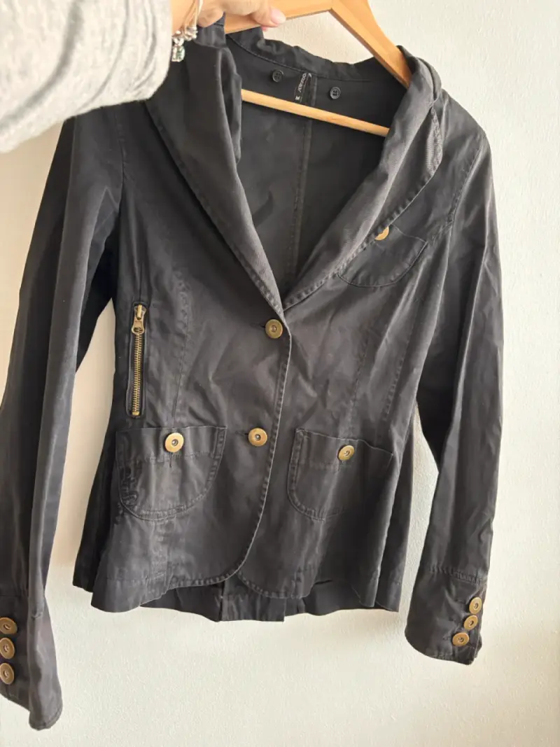 Blazer negro con botones dorados - 2