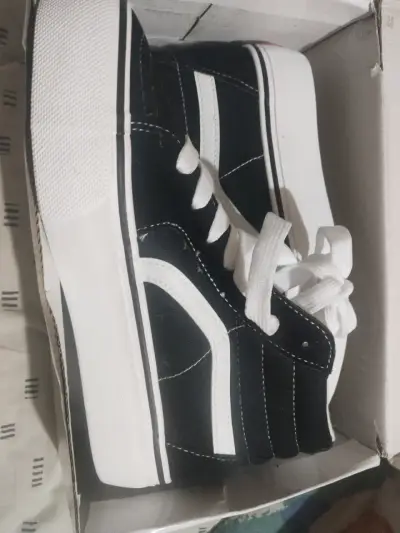 Zapatillas negras con blanco estilo urbano - miniatura 1