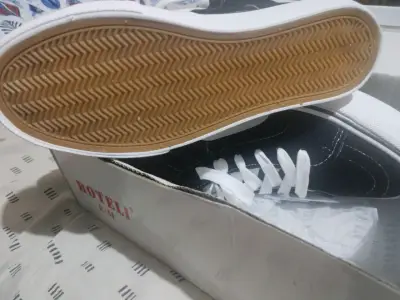 Zapatillas negras con blanco estilo urbano - miniatura 2
