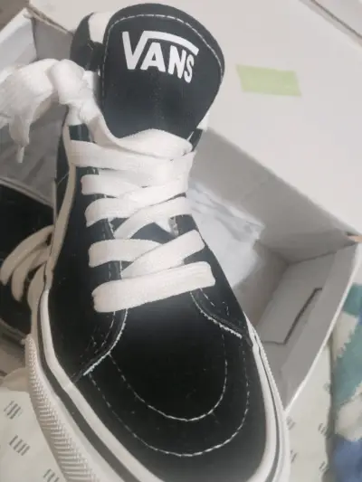 Zapatillas negras con blanco estilo urbano - miniatura 3