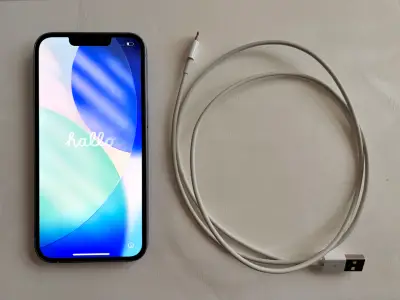 Iphone 14 con cable USB incluido - miniatura 1