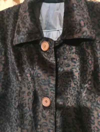 Abrigo de mujer con estampado animal print - miniatura 2