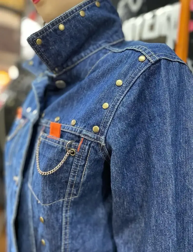 Chaqueta de mezclilla con remaches envej y cadenas - 3