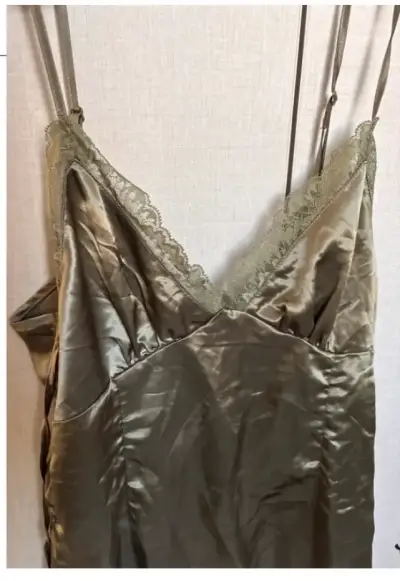 Vestido satinado H&M verde oliva - miniatura 2