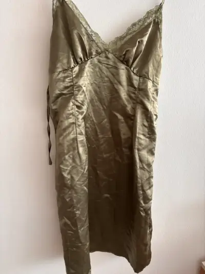 Vestido satinado H&M verde oliva - miniatura 3