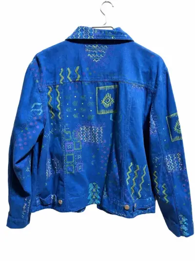 Chaqueta de mezclilla azul con diseño étnico - miniatura 2