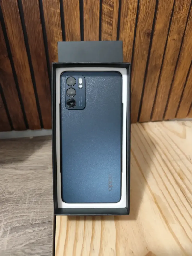 Smartphone OPPO Reno6 5G con cargador - 2
