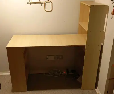 Escritorio de madera con estantería integrada - miniatura 1