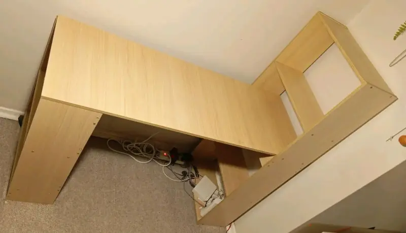 Escritorio de madera con estantería integrada - 2
