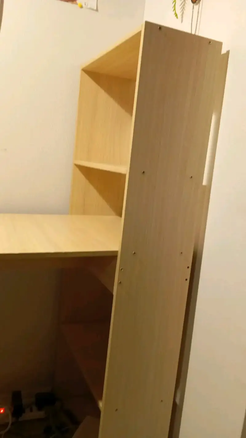 Escritorio de madera con estantería integrada - 3