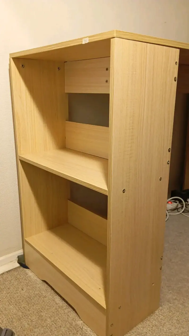 Escritorio de madera con estantería integrada - 4
