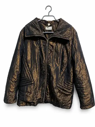 Chaqueta acolchada negra con diseño dorado - miniatura 1