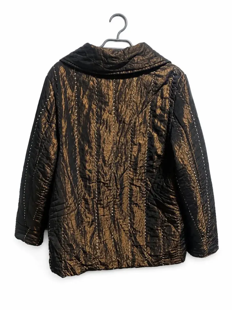 Chaqueta acolchada negra con diseño dorado - 2
