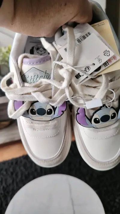 Zapatillas Stitch Disney blancas nuevas marca Zara - miniatura 1
