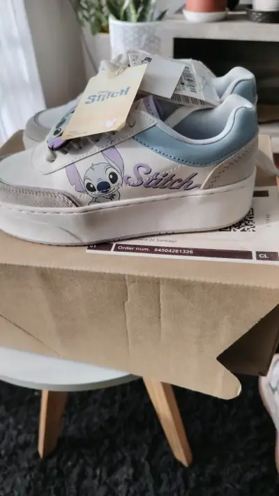 Zapatillas Stitch Disney blancas nuevas marca Zara - miniatura 2