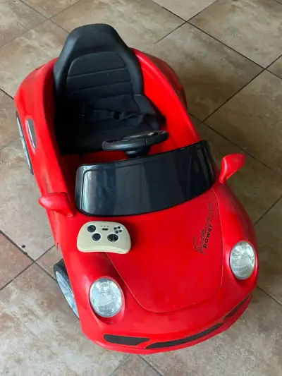 Auto eléctrico infantil rojo con control remoto - miniatura 1