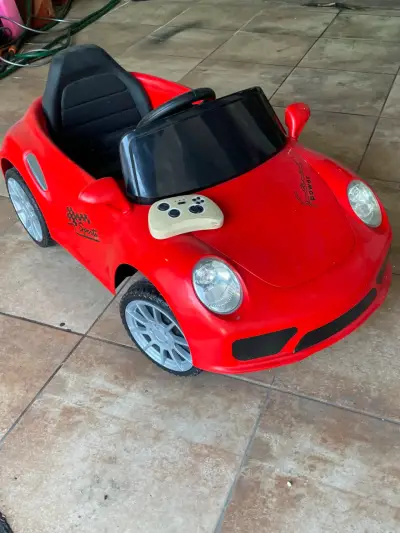 Auto eléctrico infantil rojo con control remoto - miniatura 2