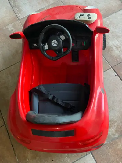 Auto eléctrico infantil rojo con control remoto - miniatura 3