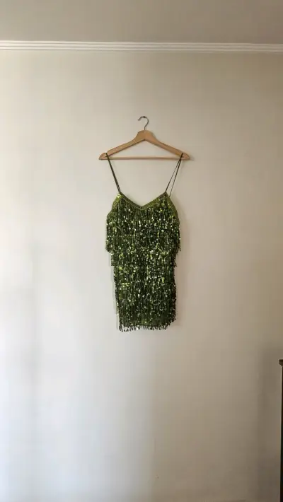 Vestido verde con lentejuelas - miniatura 5