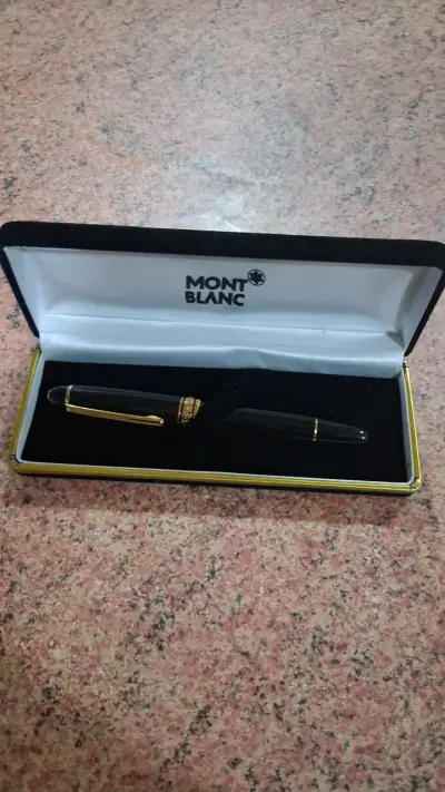 Pluma estilográfica Montblanc negra con detalles dorados - miniatura 1