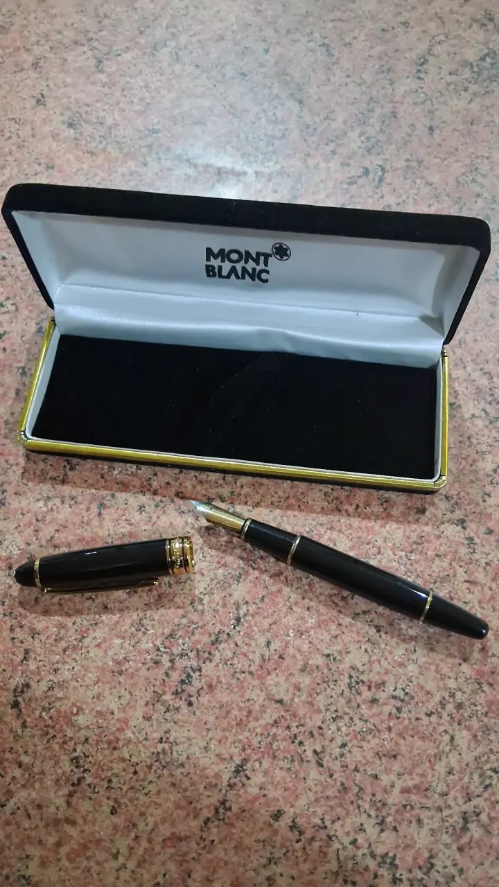 Pluma estilográfica Montblanc negra con detalles dorados - 2