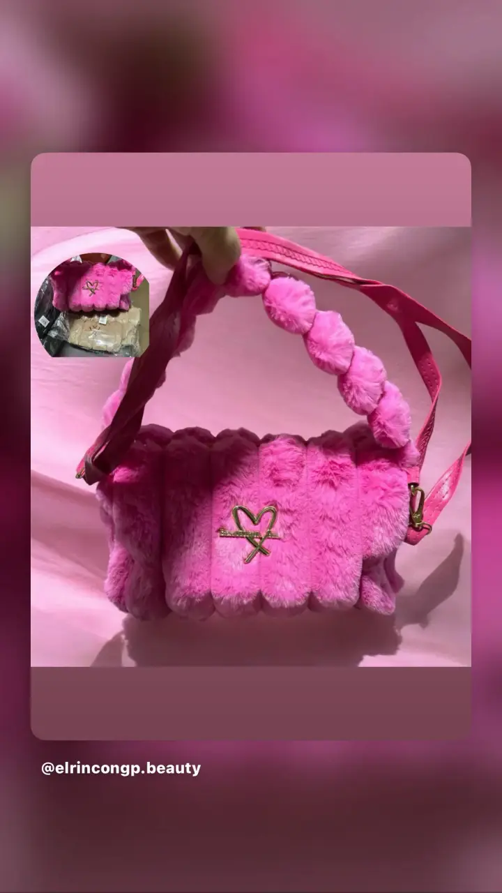 Bolso de peluche rosa con diseño de corazón