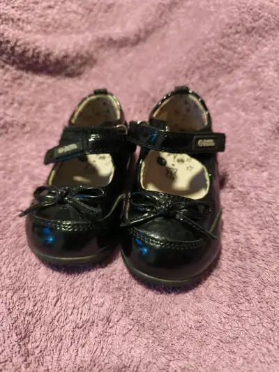 Zapatos de charol negro para niña - miniatura 1