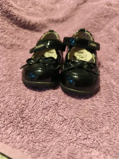 Zapatos de charol negro para niña - miniatura 2
