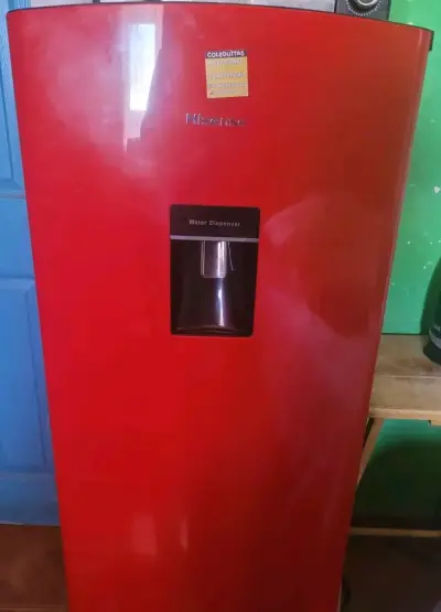 Refrigerador Hisense rojo con dispensador de agua - miniatura 1