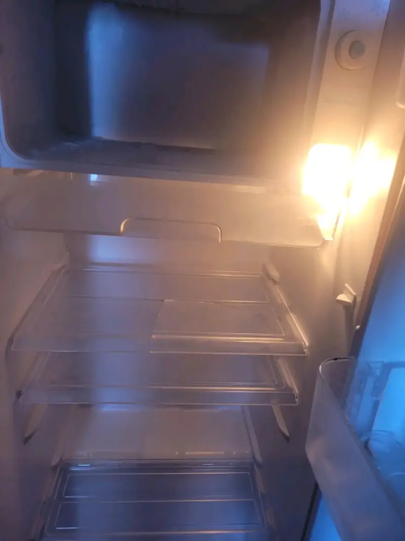 Refrigerador Hisense rojo con dispensador de agua - 2