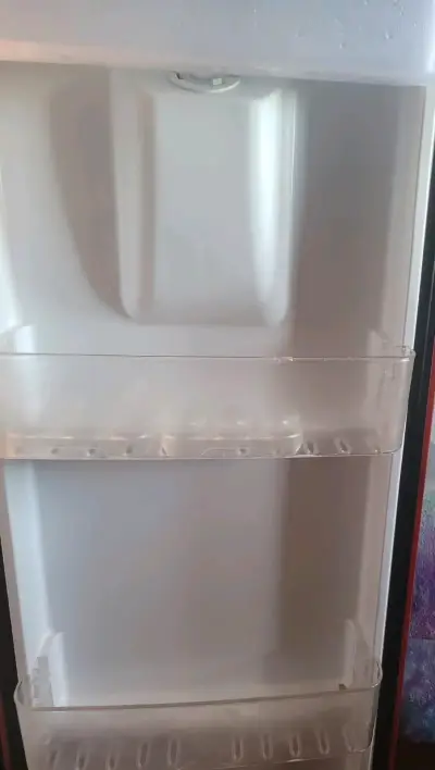 Refrigerador Hisense rojo con dispensador de agua - miniatura 3
