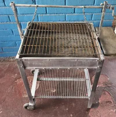 Parrilla metálica con ruedas para asados - miniatura 1
