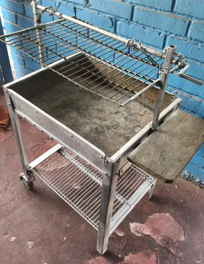 Parrilla metálica con ruedas para asados - miniatura 2