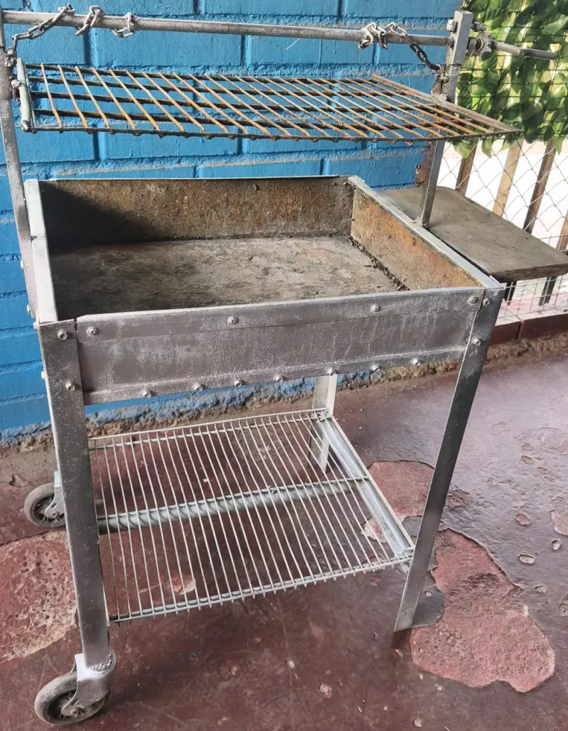 Parrilla metálica con ruedas para asados - 3