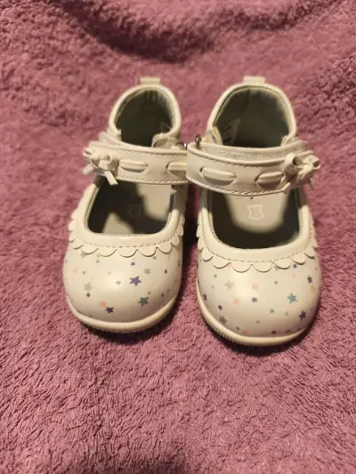 Zapatos de bebé con estrellas - miniatura 1