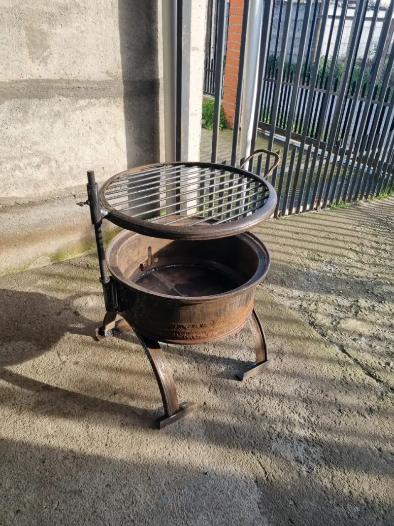 Parrilla de hierro con altura ajustable