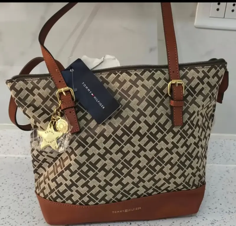 Bolso Tommy Hilfiger marrón con diseño