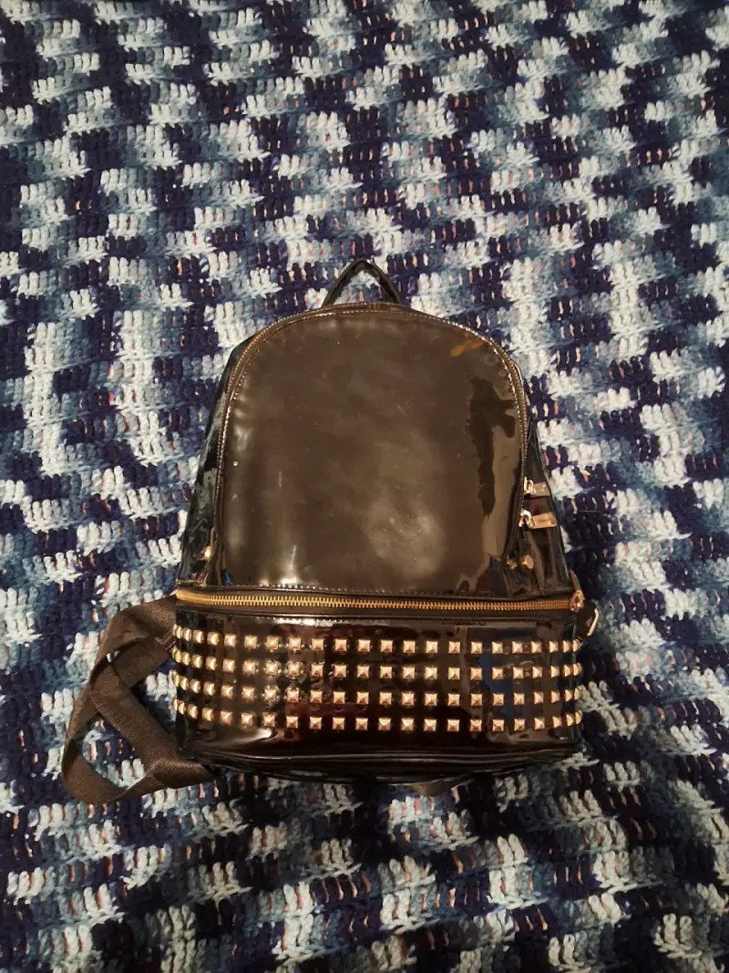 Mochila negra con tachas metálicas
