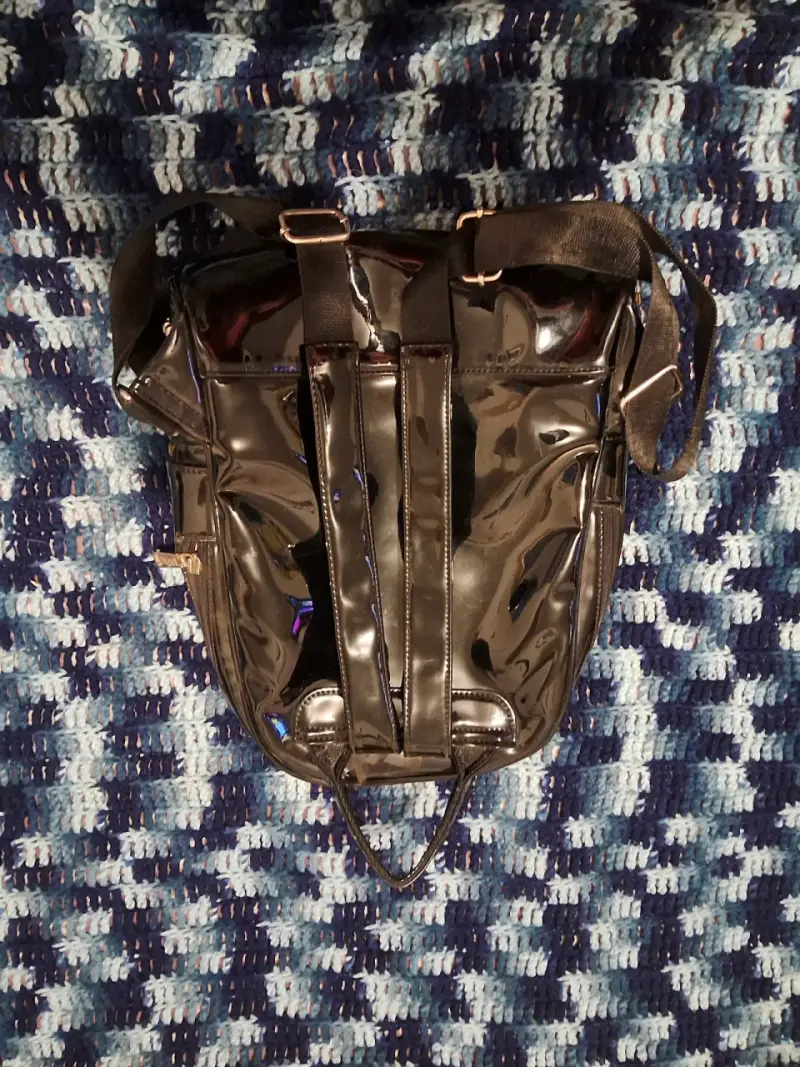 Mochila negra con tachas metálicas - 2