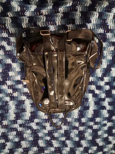 Mochila negra con tachas metálicas - miniatura 2