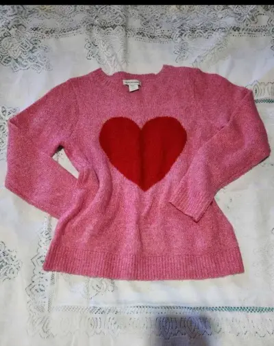 Sweater rosa con corazón rojo - miniatura 1