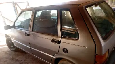 Auto hatchback usado en buen estado - miniatura 1