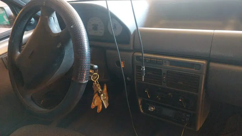 Auto hatchback usado en buen estado - 2