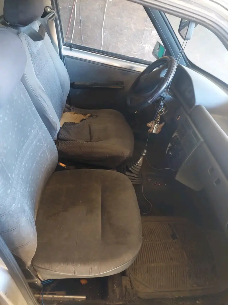 Auto hatchback usado en buen estado - 3