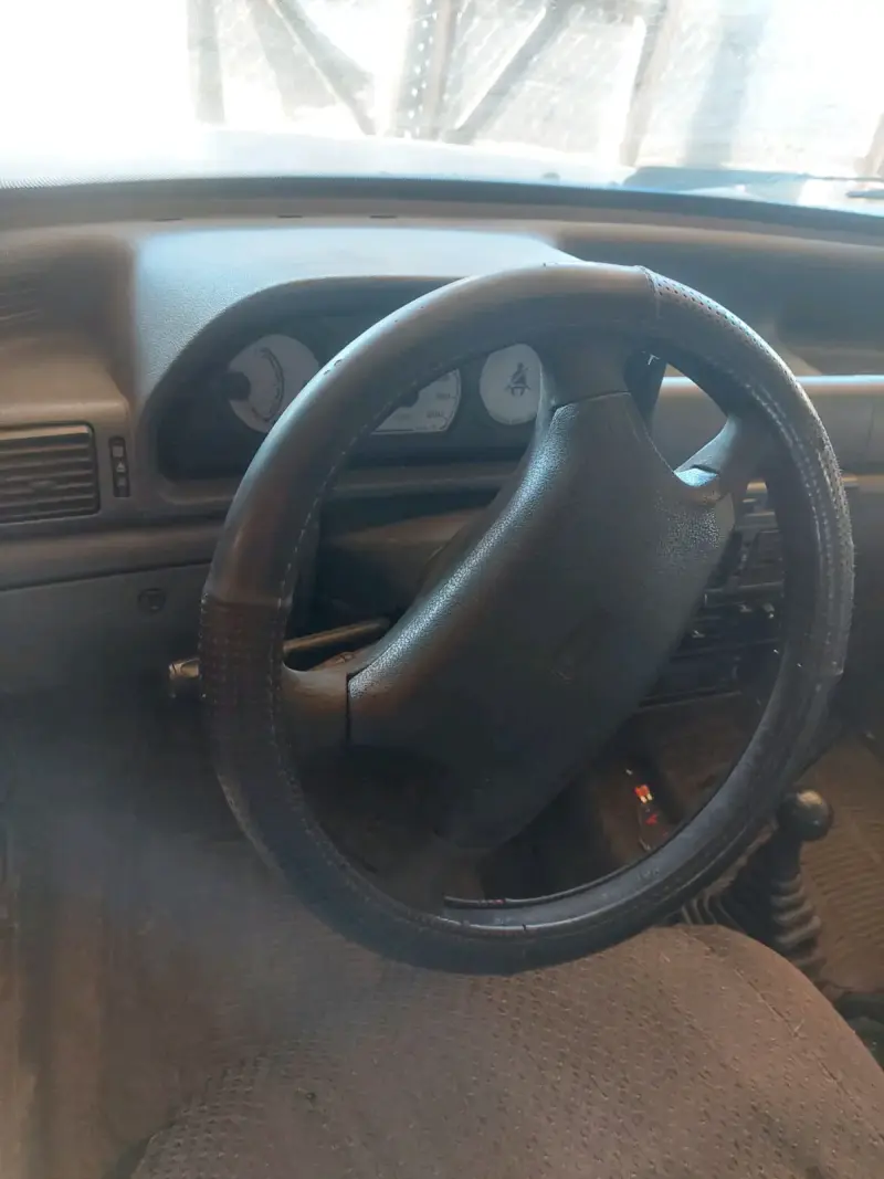 Auto hatchback usado en buen estado - 5