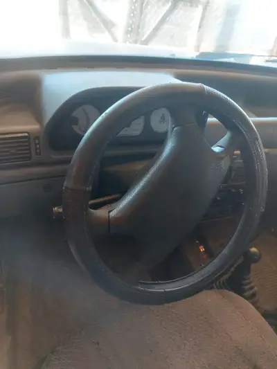 Auto hatchback usado en buen estado - miniatura 5