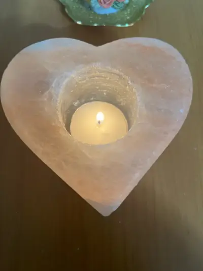 Portavelas de sal rosada en forma de corazón - miniatura 1