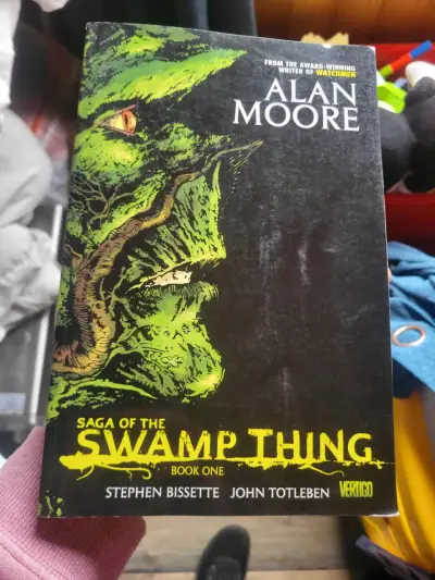 Saga of the Swamp Thing Libro Uno de Alan Moore - miniatura 1