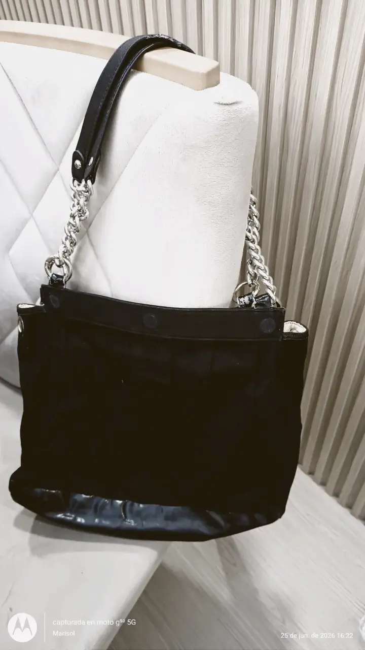 Bolso negro con cadena metálica - 1